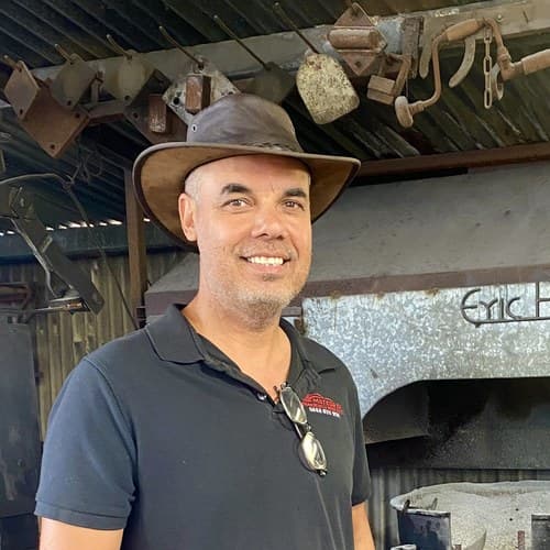 Éric, Forgeron-coutelier