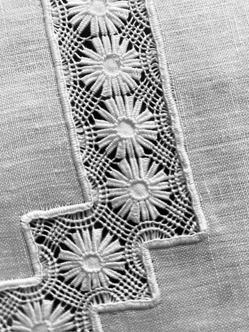 Broderie en jour de Cilaos, motif de pâquerette