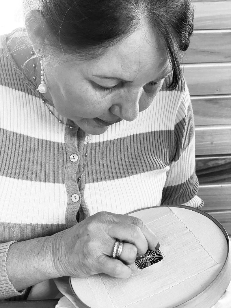 Colette Turpin au travail, fil à fil