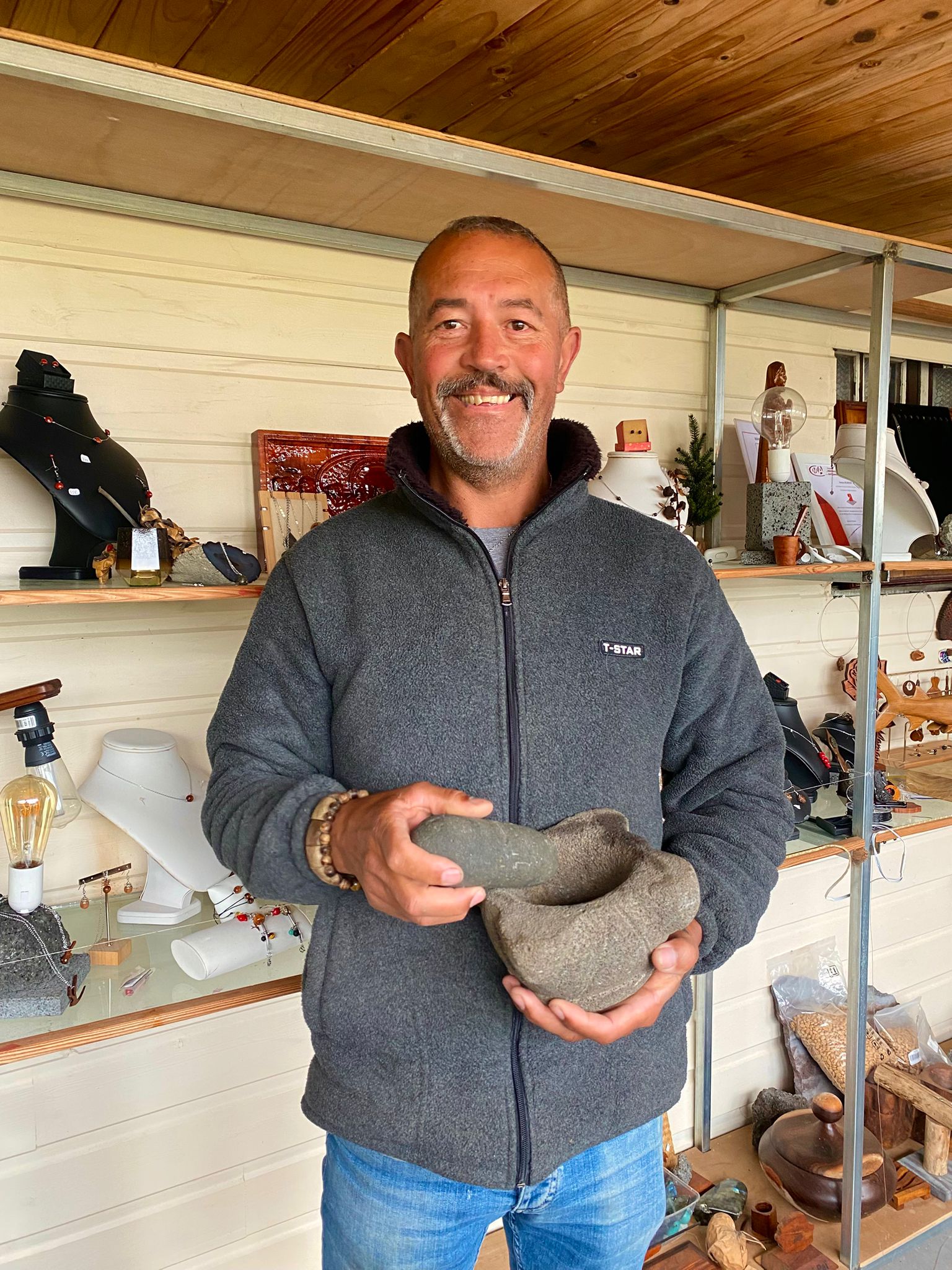 Josian R., Maître Artisan d'Art, tailleur de pilons dans la roche volcanique